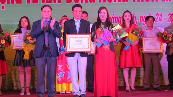 Đồng chí Lê Minh Ngân trao giải nhất của liên hoan cho đội Tuyên Hóa