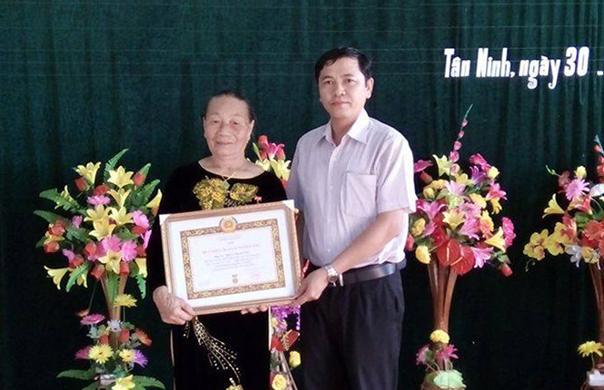  Đảng bộ xã Tân Ninh tổ chức trao tặng Huy hiệu Đảng cho đảng viên trên địa bàn.