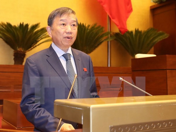 Bộ trưởng Bộ Công an Tô Lâm thừa ủy quyền của Thủ tướng Chính phủ trình bày tờ trình về dự án Luật Bảo vệ bí mật nhà nước. (Ảnh: Trọng Đức/TTXVN)