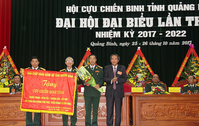 Đồng chí Hoàng Đăng Quang, Ủy viên Trung ương Đảng, Bí thư Tỉnh ủy, Chủ tịch HĐND tỉnh trao bức trướng của Ban Chấp hành Đảng bộ tỉnh cho Hội CCB tỉnh.