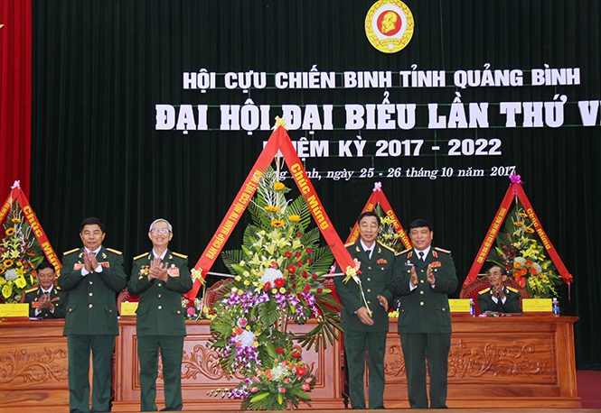 Đồng chí Trung tướng Nguyễn Song Phi, Phó Chủ tịch Trung ương Hội CCB Việt Nam tặng lãng hoa chúc mừng Đại hội.