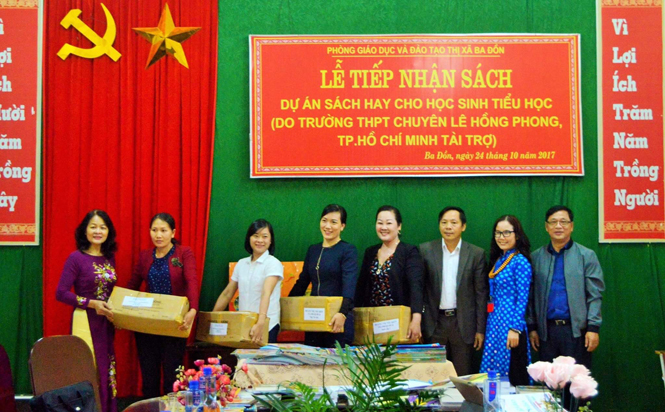 Đại diện Hội Xuất bản Việt Nam trao tặng sách và tạp chí cho các trường tiểu học địa bàn thị xã Ba Đồn và huyện Quảng Trạch.
