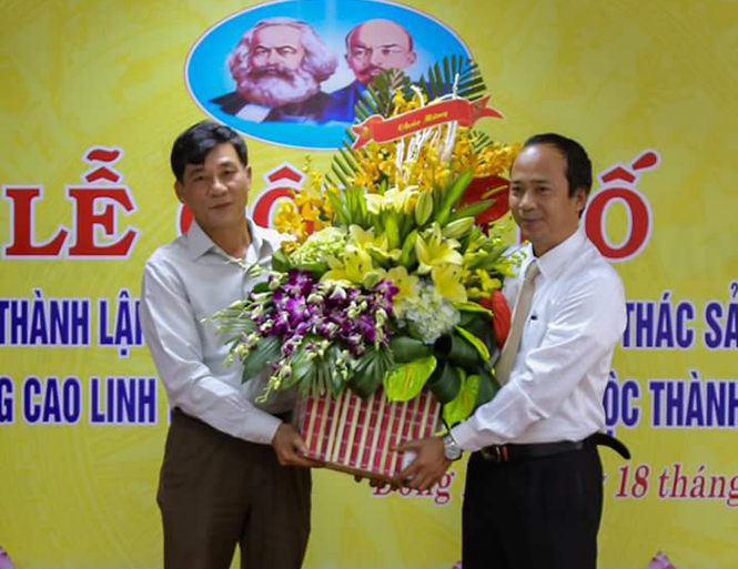 Đại diện lãnh đạo Thành ủy Đồng Hới trao quyết định và tặng hoa chúc mừng Chi bộ Công ty cổ phần Linh Thành.