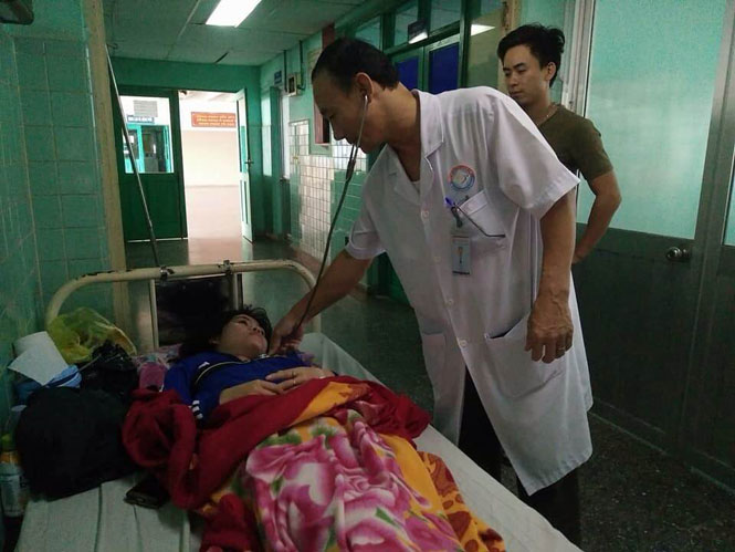 Bác sĩ Lê Cừ đang thăm khám cho bệnh nhân sốt xuất huyết tại Khoa Truyền nhiễm Bệnh viện hữu nghị Việt Nam-Cu Ba Đồng Hới.