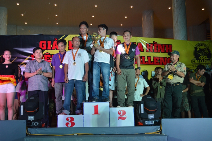 Đồng chí Trần Vũ Khiêm - Tỉnh ủy viên, Giám đốc Sở Văn hóa và Thể thao  trao giả nhất, nhì, ba cho các đội đua ở hạng chuyên nghiệp