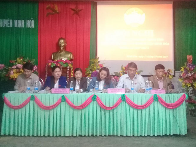 Các Đại biểu HĐND tỉnh (thứ 2 và thứ 3 bên phải qua) đang tiếp xúc với cử tri huyện Minh Hóa