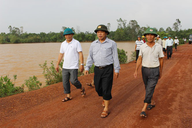 Đồng chí Nguyễn Quang Năm, Bí thư Huyện ủy kiểm tra thực tế việc thi công nâng cấp đập thủy lợi trên địa bàn Lệ Thủy.