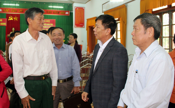 Đồng chí Nguyễn Hữu Hoài, Phó Bí thư Tỉnh ủy, Chủ tịch UBND tỉnh trao đổi ý kiến cùng các cử tri.