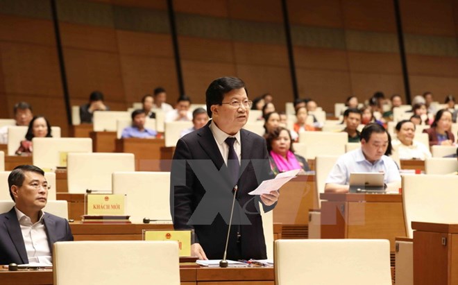 Phó Thủ tướng Trịnh Đình Dũng tiếp thu, giải trình những vấn đề đại biểu Quốc hội nêu. (Ảnh: Phương Hoa/TTXVN)