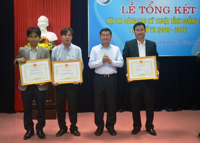 Khen thưởng các tập thể đã có thành tích xuất sắc trong Hội thi sáng tạo kỹ thuật tỉnh Quảng Bình lần thứ VII, giai đoạn 2016 - 2017.