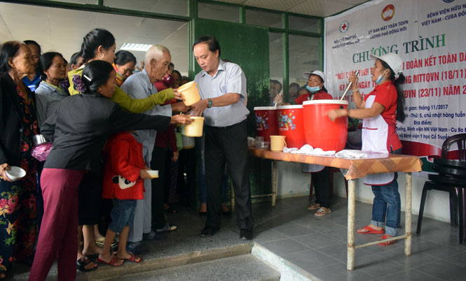 Đại diện lãnh đạo UBMTTQVN TP. Đồng trao cháo dinh dưỡng miễn phí cho những bệnh nhân đang điều trị tại bệnh viện Việt Nam-Cu Ba Đồng Hới.