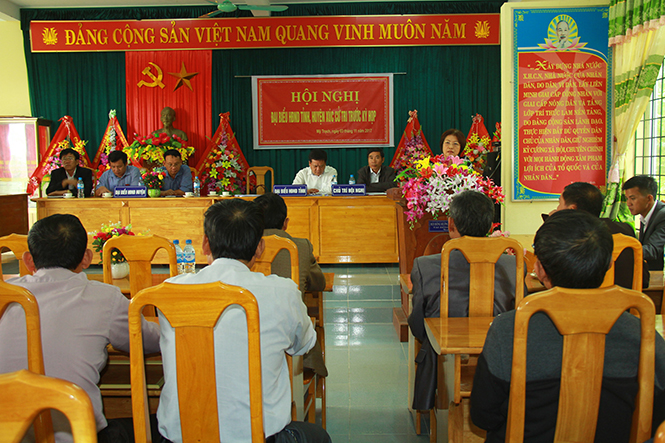 Đồng chí Nguyễn Thị Thanh Hương, Ủy viên Ban Thường vụ Tỉnh ủy, Phó Chủ tịch Thường trực HĐND tỉnh trả lời kiến nghị của cử tri.