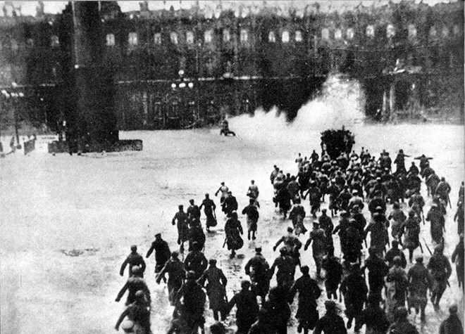 Lực lượng cách mạng tấn công Cung điện mùa Đông trong Cách mạng Tháng Mười năm 1917. (Nguồn: Getty)