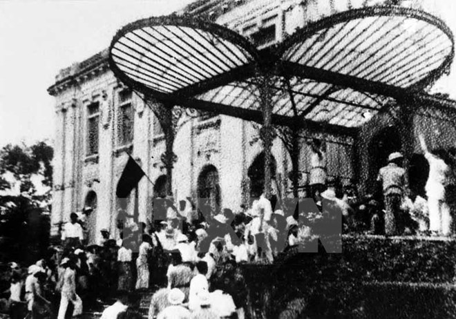 Ngày 19-8-1945, nhân dân Hà Nội đánh chiếm Bắc Bộ phủ, cơ quan đầu não của Chính quyền tay sai Pháp. (Ảnh: Tư liệu TTXVN)