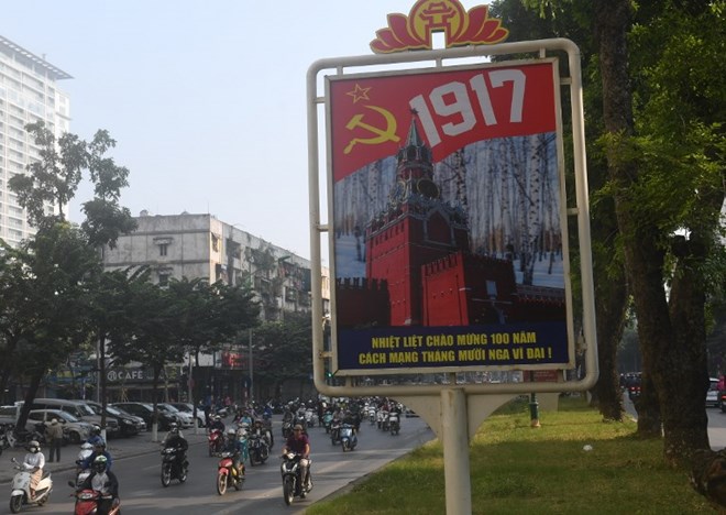 Poster cổ động tuyên truyền kỷ niệm 100 năm Cách mạng Tháng Mười Nga trên đường phố thủ đô Hà Nội. (Nguồn: AFP)
