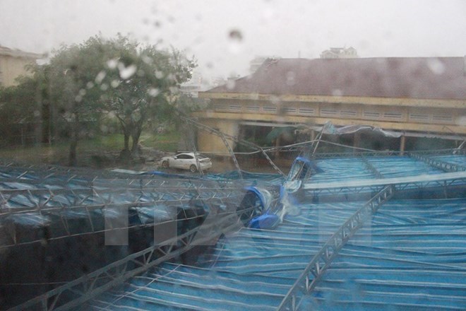 Mái che sân tập thể dục, quốc phòng của một trường học tại thành phố Nha Trang bị sập. (Ảnh: Phan Sáu/TTXVN)