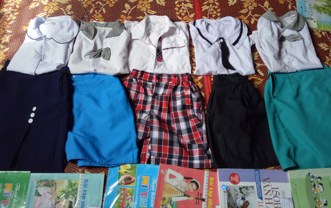 Cùng nhiều khoản thu trái quy định thì tại Trường tiểu học Nam Dinh học sinh còn phải mặc 5 bộ đồng phục có kiểu dáng và màu sắc khác nhau…