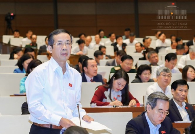 Đại biểu Trần Công Thuật, Phó Bí thư Thường trực Tỉnh ủy, Trưởng đoàn ĐBQH tỉnh Quảng Bình phát biểu trong phiên thảo luận về kinh tế - xã hội sáng 31-10-2017.