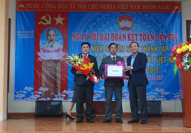 Đồng chí Trần Văn Tuân, Ủy viên Ban Thường vụ Tỉnh ủy, Chủ tịch Ủy ban MTTQVN tỉnh tặng quà cho thôn Mai Hạ, xã Xuân Thủy.