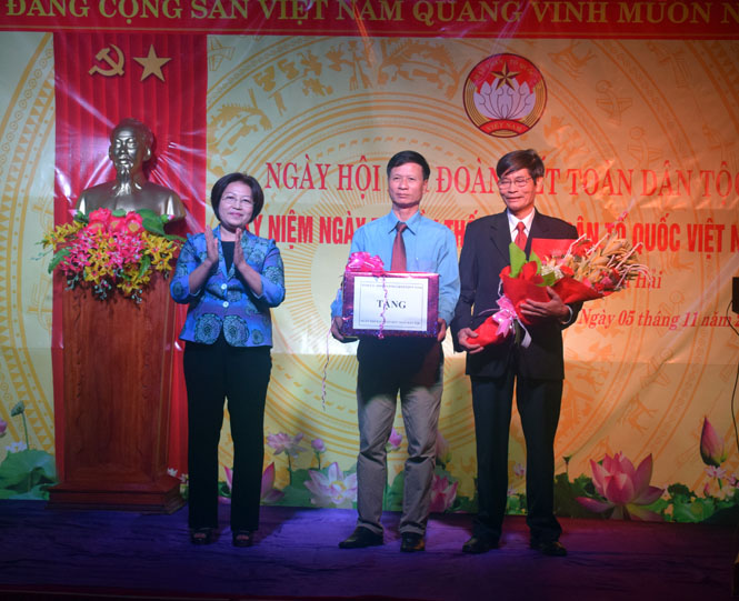 Đồng chí Nguyễn Thanh Hương đã trao tặng quà cho khu dân cư Phú Thượng      