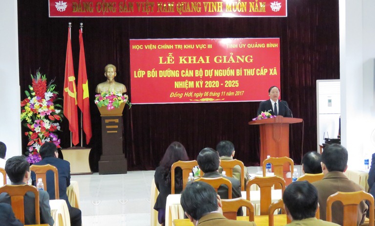 Đồng chí Trưởng ban Tổ chức Tỉnh ủy Trần Xuân Vinh phát biểu tại buổi khai giảng