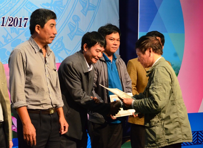 Đạo diễn, NSND Nguyễn Thước trao giấy chứng nhận cho các học viên tham gia lớp tập huấn.