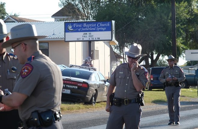 Cảnh sát tại hiện trường vụ xảCảnh sát tại hiện trường vụ xả súng. (Nguồn: Nytimes.com) súng.