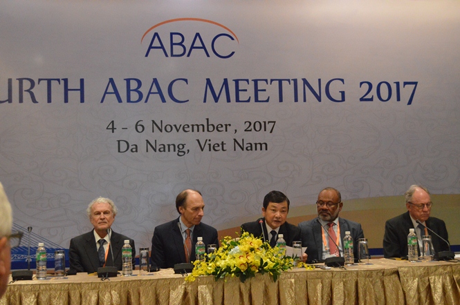 ông Hoàng Văn Dũng - Chủ tịch Hội đồng tư vấn kinh doanh ABAC Việt Nam (giữa) và các lãnh đạo ABAC của các nền kinh tế APEC khác chủ trì buổi họp báo