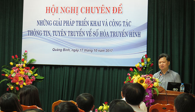 Đồng chí Phó Chủ tịch UBND tỉnh Nguyễn Tiến Hoàng chỉ đạo các cơ quan, đơn vị liên quan đẩy nhanh lộ trình số hóa truyền hình tại hội nghị do Sở TT-TT tổ chức gần đây.