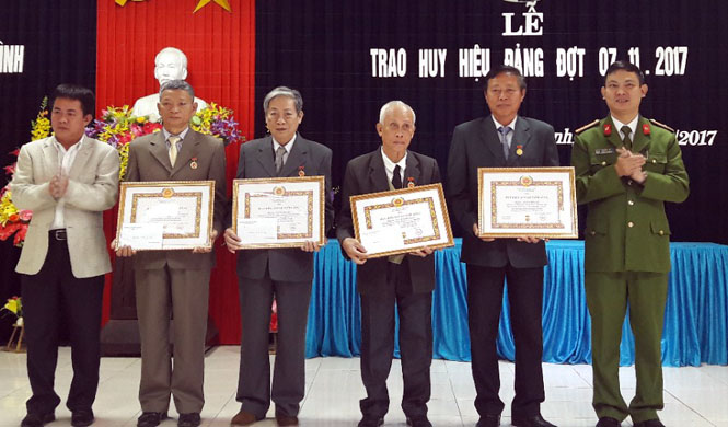  Đại diện lãnh đạo Thành ủy Đồng Hới trao tặng Huy hiệu Đảng cho các đồng chí đảng viên cao niên tuổi Đảng sinh hoạt tại Đảng bộ phường Hải Đình.