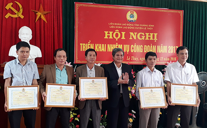 Đại diện lãnh đạo LĐLĐ tỉnh tặng bằng khen cho các công đoàn cơ sở huyện Lệ Thủy vì có thành tích xuất sắc trong công tác năm 2016.