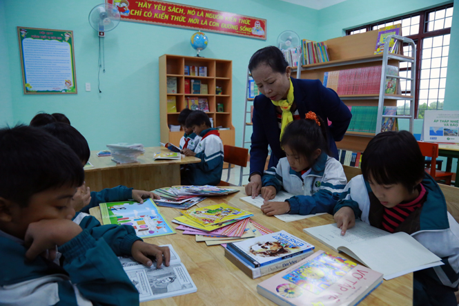  Cô và trò Trường tiểu học Kim Thủy rất hào hứng với những cuốn sách mới ở thư viện.