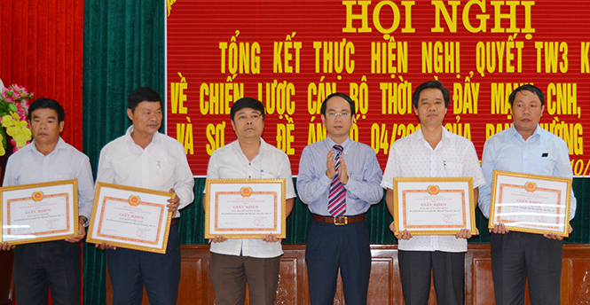 Đồng chí Bí thư Huyện ủy Quảng Ninh Phan Mạnh Hùng trao giấy khen cho 5 tập thể có thành tích xuất sắc trong thực hiện Nghị quyết số 03-NQ/TW (khóa VIII).