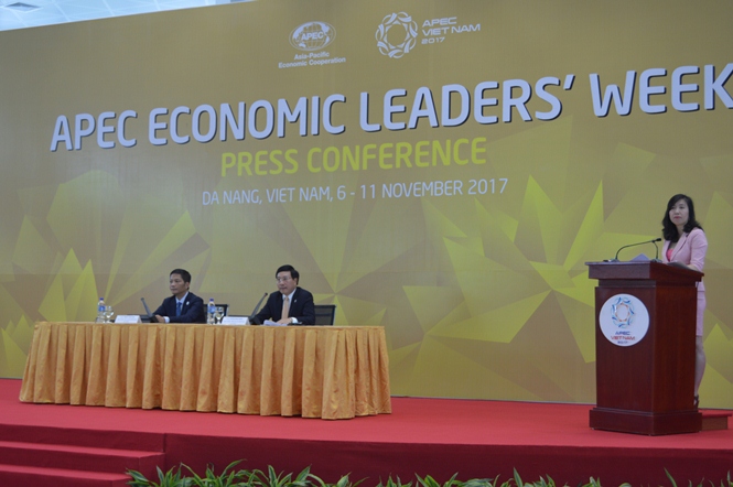 Phó Thủ tướng, Bộ trưởng Bộ Ngoại giao Phạm Bình Minh và Bộ trưởng Bộ Công thương Trần Tuấn Anh chủ trì buổi họp báo