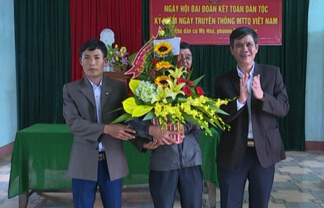 Đồng chí Bí thư Thị ủy Ba Đồn Trần Thắng tặng hoa cho đại diện chính quyền phường Quảng Phúc.
