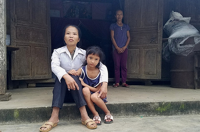 Em Nguyễn Thị Châu sống cùng người mẹ tâm thần và ông bà ngoại trong căn nhà nhỏ.