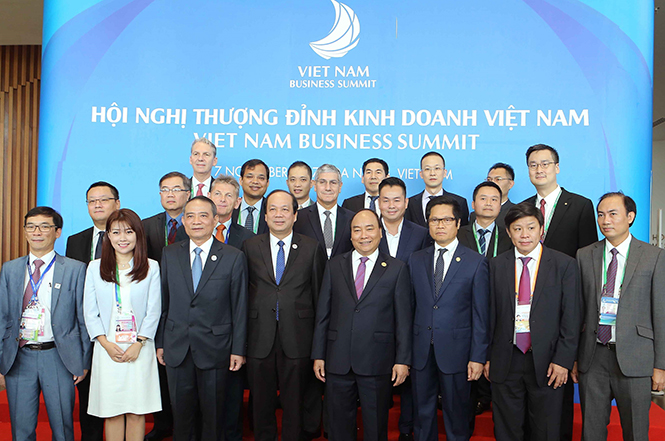 Thủ tướng Nguyễn Xuân Phúc chụp ảnh lưu niệm với các đại biểu tham dự Hội nghị VBS.