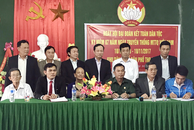 Đồng chí Đinh Công Hải và đại diện lãnh đạo Uỷ ban MTTQVN tỉnh, thị xã Ba Đồn chứng kiến lễ ký cam kết danh hiệu thi đua năm 2018 của TDP Thọ Đơn.