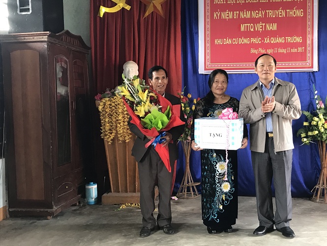  Đồng chí Trần Xuân Vinh, UVTV, Trưởng ban Tổ chức Tỉnh ủy tặng quà cho Ban công tác mặt trận thôn Đông Phúc, xã Quảng Trường (Quảng Trạch) nhân 