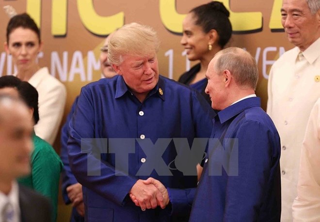 Tổng thống Nga Vladimir Putin (phải) và người đồng cấp Mỹ Donald Trump. (Nguồn: TTXVN)