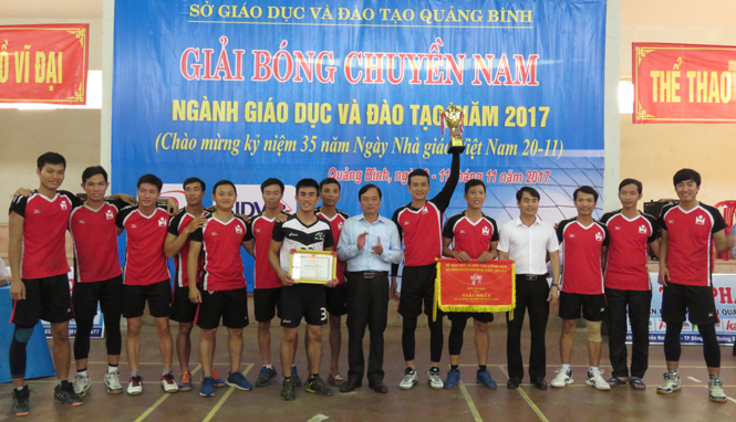Phòng Giáo dục-Đào tạo thị xã Ba Đồn giành cúp vô địch khối các Phòng GD-ĐT huyện, thị xã, thành phố.