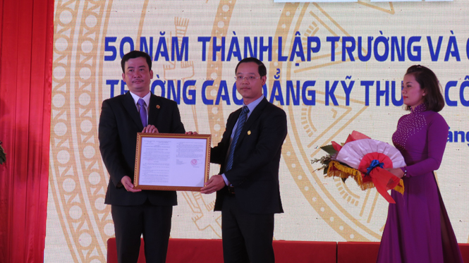 Đại diện lãnh đạo Bộ Lao động-Thương binh và Xã hội trao quyết định nâng cấp Trường trung cấp Kỹ thuật công-nông nghiệp lên Trường cao đẳng Kỹ thuật công-nông nghiệp Quảng Bình.