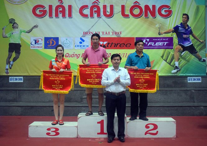  Đồng chí Trần Vũ Khiêm, Tỉnh ủy viên, Giám đốc Sở Văn hóa và Thể thao trao tặng giải toàn đoàn cho các đơn vị, địa phương có thành tích cao trong giải cầu lông Đại hội TDTT toàn tỉnh năm 2017.