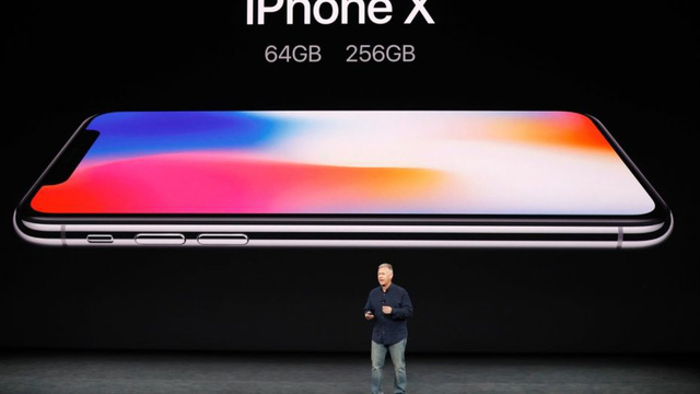   Phó chủ tịch cấp cao phụ trách marketing toàn cầu của Apple, ông Phil Schiller, giới thiệu iPhone X trong buổi ra mắt tại Cupertino, California, Mỹ ngày 12-9 - Ảnh: REUTERS