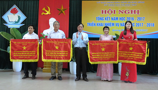  Cô Trần Thị Hoà, Hiệu trưởng Trường tiểu học Cảnh Hoá (ngoài cùng bên phải) nhận cờ thi đua xuất sắc cấp tiểu học năm học 2016-2017 do Bộ GD-ĐT tặng.