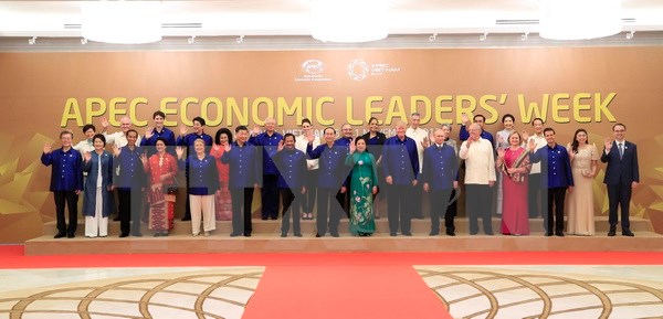 Chủ tịch nước Trần Đại Quang và Phu nhân chụp ảnh chung với Lãnh đạo các nền kinh tế thành viên APEC và Phu nhân. (Ảnh: TTXVN)