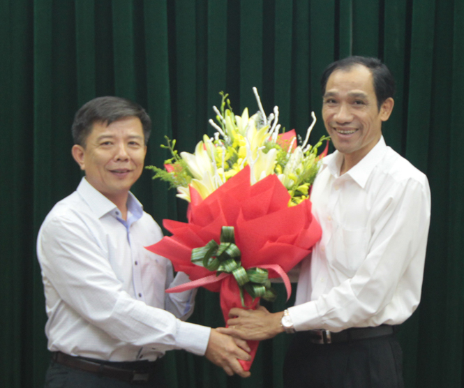 Đồng chí Nguyễn Hữu Hoài, Phó Bí thư Tỉnh ủy, Chủ tịch UBND tỉnh tặng hoa chúc mừng lãnh đạo Ban Quản lý dự án đầu tư xây dựng dân dụng và công nghiệp tỉnh.