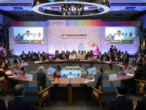 Thủ tướng Nguyễn Xuân Phúc (thứ 4, theo chiều kim đồng hồ) và lãnh đạo các nước ASEAN tại Lễ khai mạc Hội nghị cấp cao ASEAN ở Manila ngày 13-11. (Nguồn: AFP/TTXVN)
