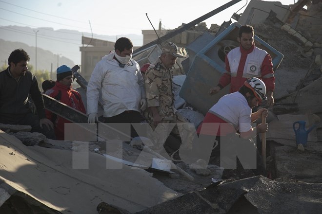 Lực lượng cứu hộ tìm kiếm người sống sót trong động đất ở tỉnh Kermanshah, Iran ngày 13-11. (Nguồn: AFP/TTXVN)