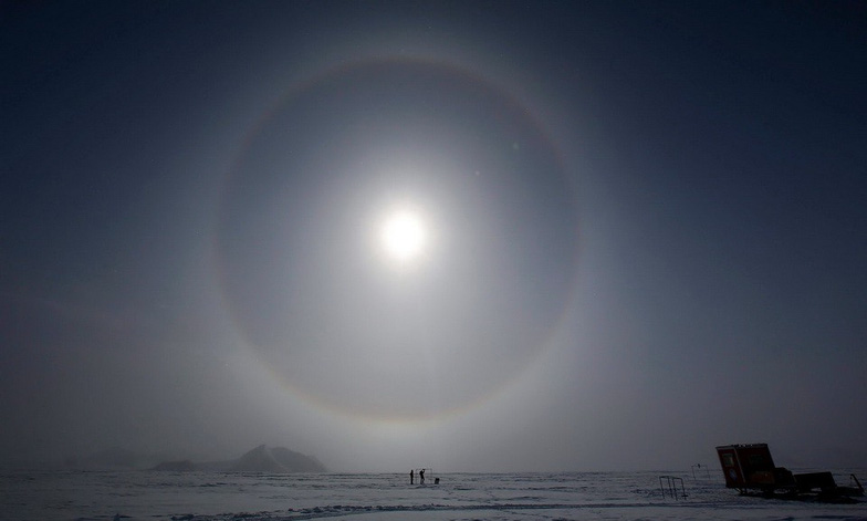  Các nhà khoa học đang đo bức xạ mặt trời ở Nam Cực vào tháng 10-2015 khi lỗ hổng ozone đạt kích thước kỷ lục do ảnh hưởng của hoạt động núi lửa ở Chile - Ảnh: EPA